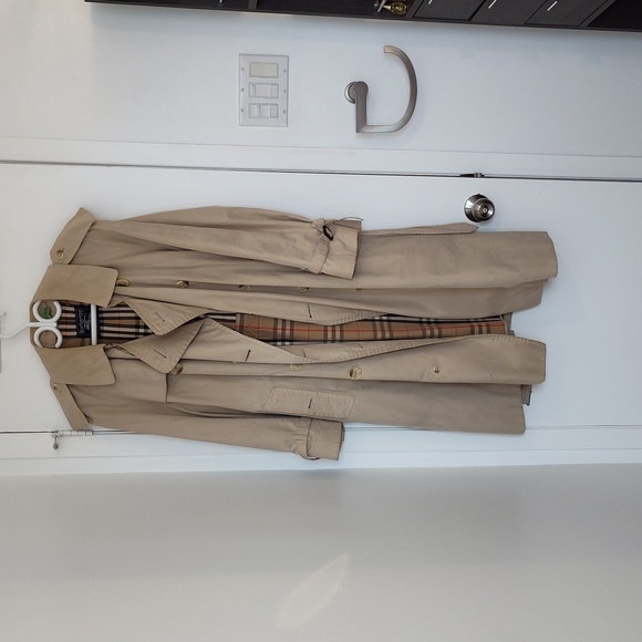 Burberry Jackets & Blazers - Burberry trench coat